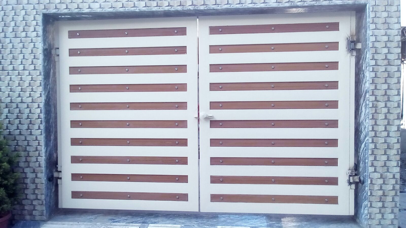 WOODEN SWING GATE 